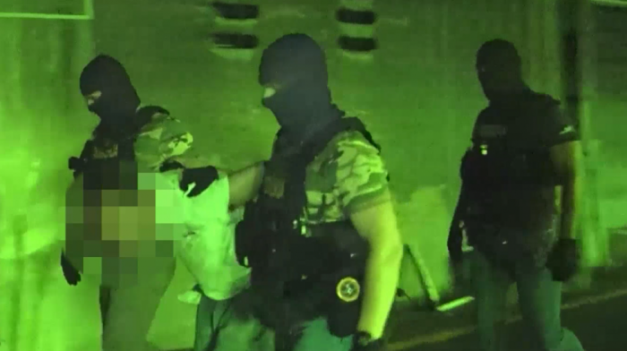 Ovako je uhapšen osumnjičeni za silovanje na Banovom brdu: Sedeo i pio na betonu, policija ga oborila na zemlju (VIDEO)