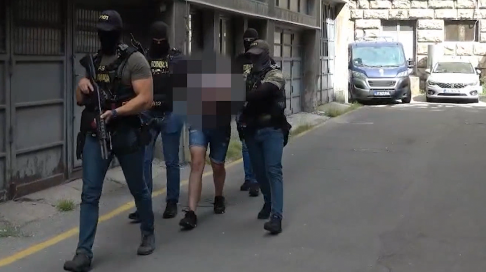 Hapšenje u kafiću od strane UKP-a: Osumnjičeni za bacanje bombi na kuću na Novom Beogradu završio u lisicama (VIDEO)