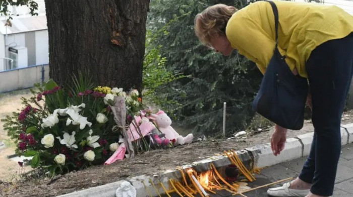 Potresne scene u Kraljevu na mestu pogibije devojčice (5): Građani pale sveće i ostavljaju cveće, proglašen dan žalosti