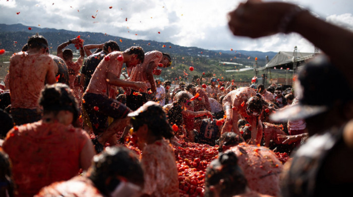 Španija spremna za tradicionalnu Tomatinu: Učesnici ove godine bacaju 150 tona paradajza