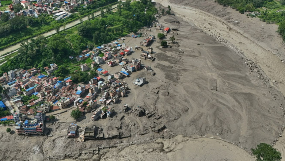 Užasne scene iz Nepala: Bujične poplave i klizišta odneli najmanje 17 života, 384 nestalih, od toga 291 stranac (VIDEO)