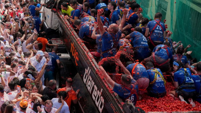 Španija spremna za tradicionalnu Tomatinu: Učesnici ove godine bacaju 150 tona paradajza