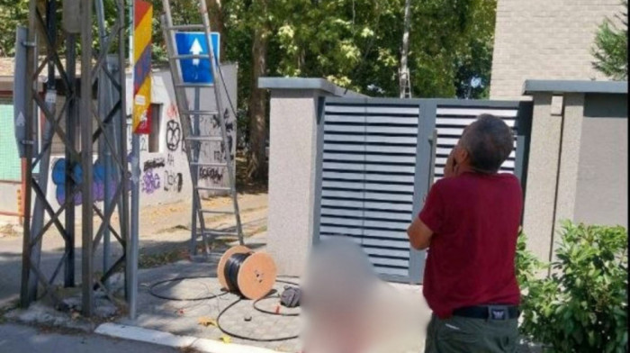 Radnik povređen pri radu sa električnog stuba u Novom Sadu, u toku reanimacija