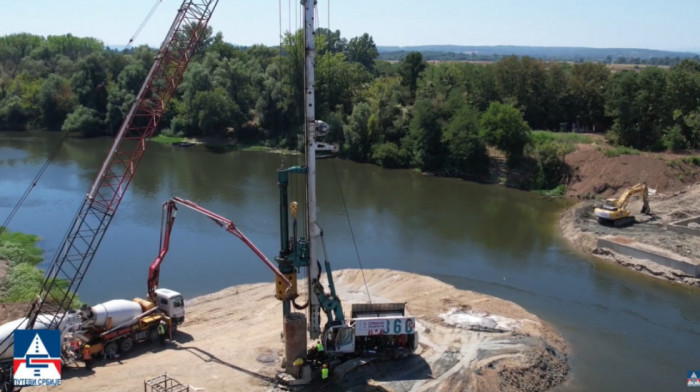 Počelo pobijanje šipova za novi most preko Velike Morave kod Svilajnca (VIDEO)