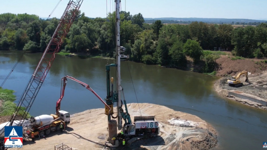 Počelo pobijanje šipova za novi most preko Velike Morave kod Svilajnca (VIDEO)