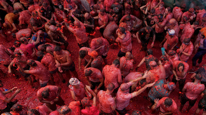 Paradajz leteo na sve strane: Hiljade ljudi učestvovalo u tradicionalnom festivalu "Tomatina" u Španiji (VIDEO, FOTO)