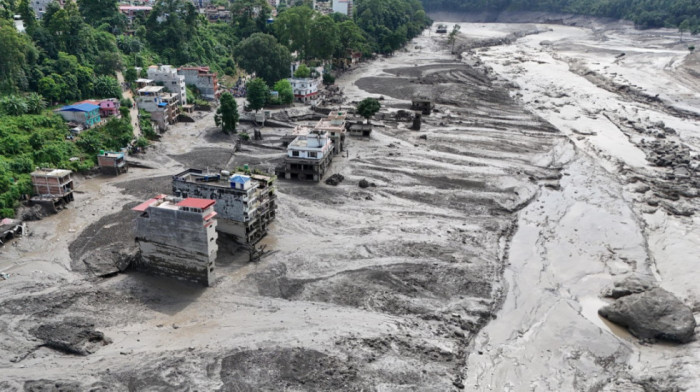 Satelitski snimci otkrivaju razmere katastrofe u Nepalu: Istražuje se da li je urušavanje glečera izazvalo poplave
