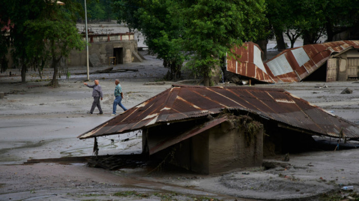 Skoro 170 ljudi poginulo, više od 1.300 nestalo u poplavama na granici Nepala i Kine