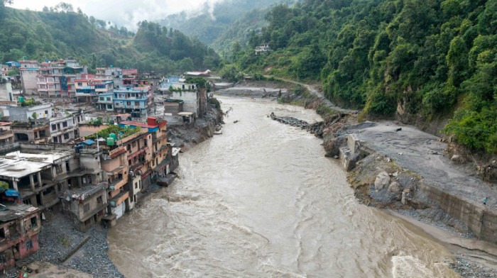 Više od 1.000 ljudi nestalo u poplavama u Nepalu i Tibetu