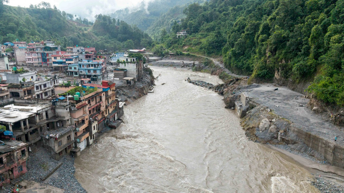 Više od 1.000 ljudi nestalo u poplavama u Nepalu i Tibetu
