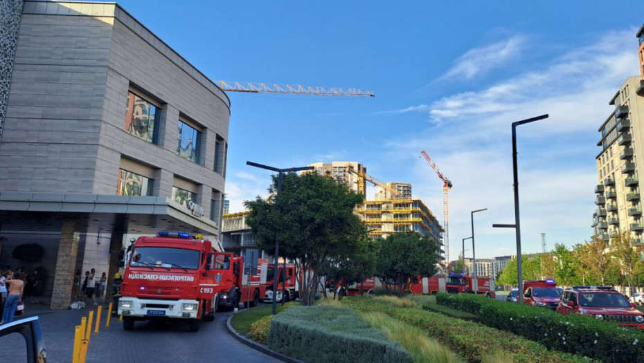 Evakuisan TC Galerija: Dim primećen na prvom spratu, više vatrogasnih vozila na licu mesta