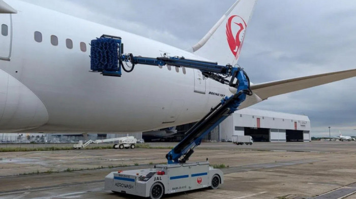 Japan Airlines predstavlja robota za pranje aviona