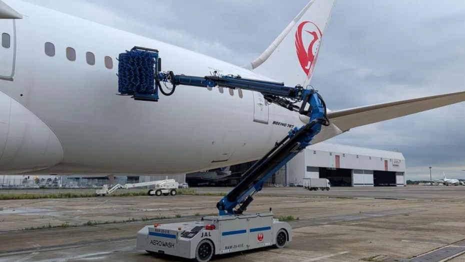 Japan Airlines predstavlja robota za pranje aviona