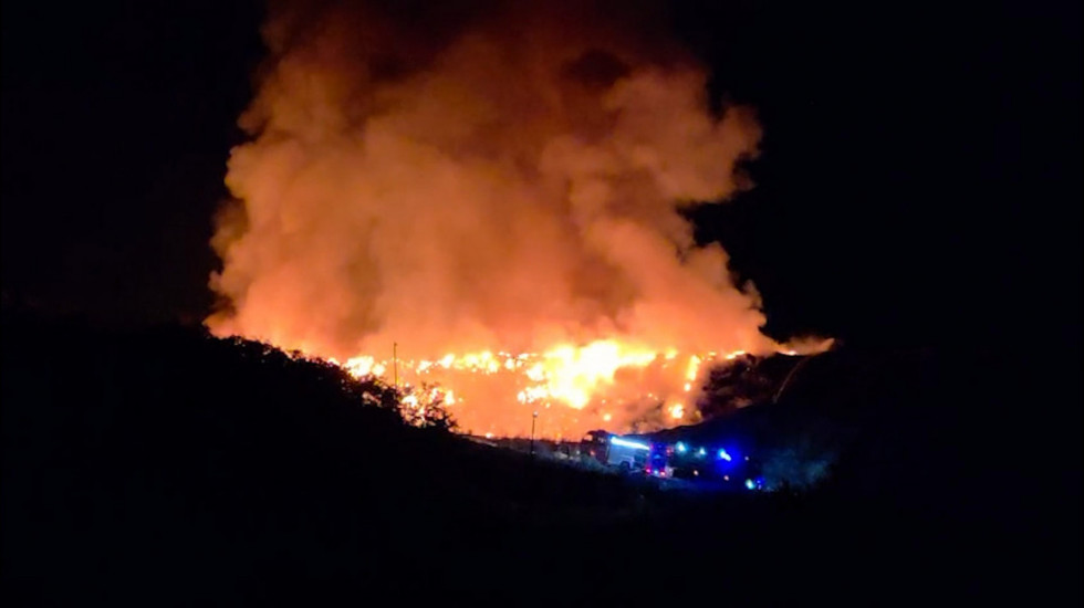 Veliki požar buknuo na deponiji kod Leskovca: Dim se širi ka dva sela, 18 vatrogasaca gasi vatru