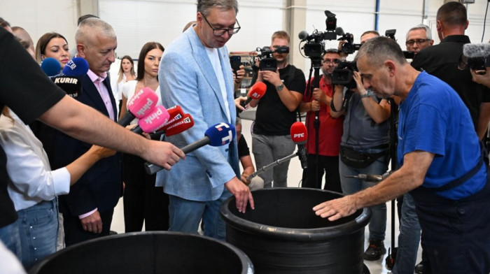 Vučić: Krušik-Plastika važna za Osečinu, država će pomoći dalji razvoj fabrike