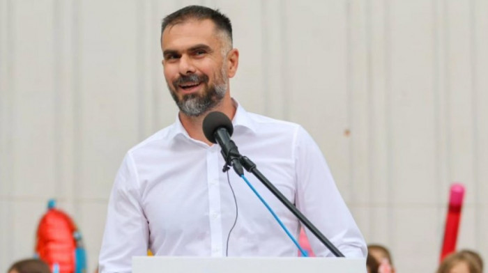 Mićin prvacima u novosadskoj OŠ "Vasa Stajić" poželeo srećan početak školovanja