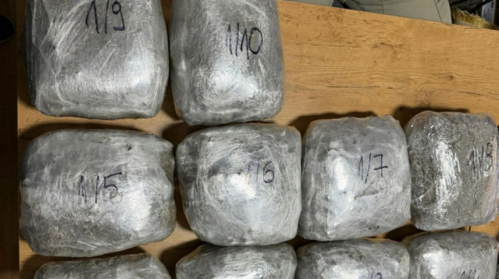 Policija u Novom Pazaru zaplenila 10,5 kilograma marihuane, uhapšen vozač kamiona