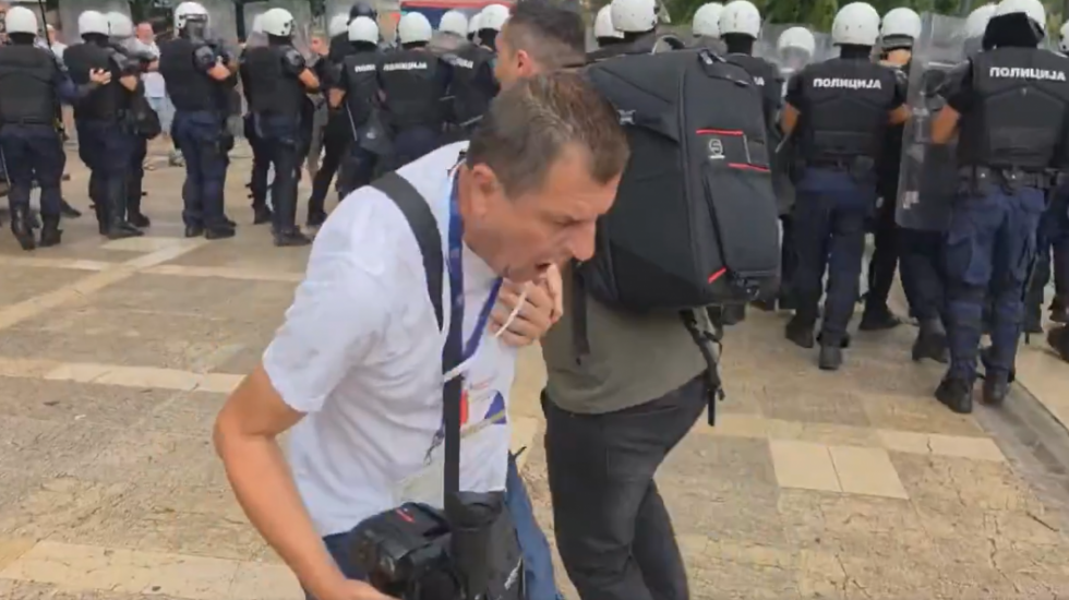 Tenzije pred miting SNS-a u Užicu: Pogledajte trenutak kada je pogođen snimatelj RTS-a (VIDEO)