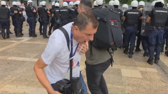 Tenzije pred miting SNS-a u Užicu: Pogledajte trenutak kada je pogođen snimatelj RTS-a (VIDEO)