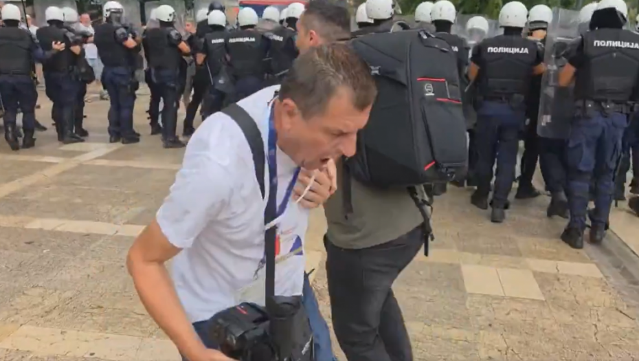 Tenzije pred miting SNS-a u Užicu: Pogledajte trenutak kada je pogođen snimatelj RTS-a (VIDEO)