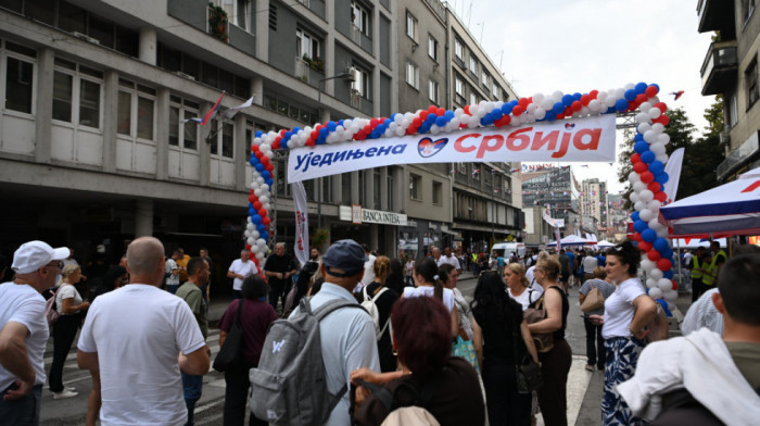 Građani nakon mitinga "Ujedinjena Srbija" u Užicu gađani raznim predmetima