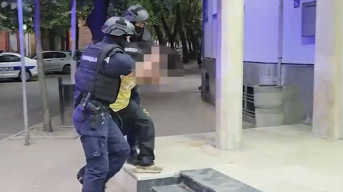 Svađa zbog saobraćajne nezgode prerasla u napad: Muškarac nožem ubo 65-godišnjaka u stomak (VIDEO)