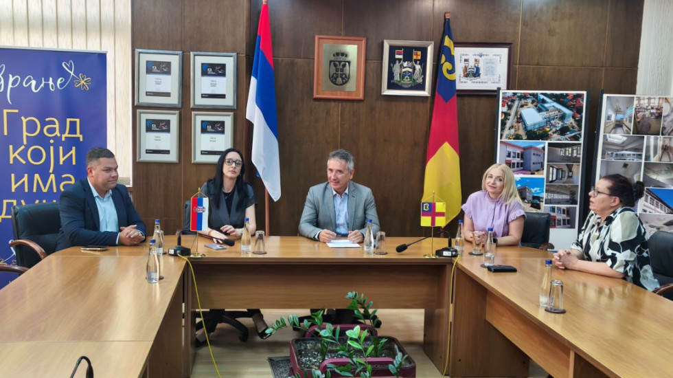 Žarić Kovačević podelila 820 paketića za đake prvake u Vranju i Surdulici