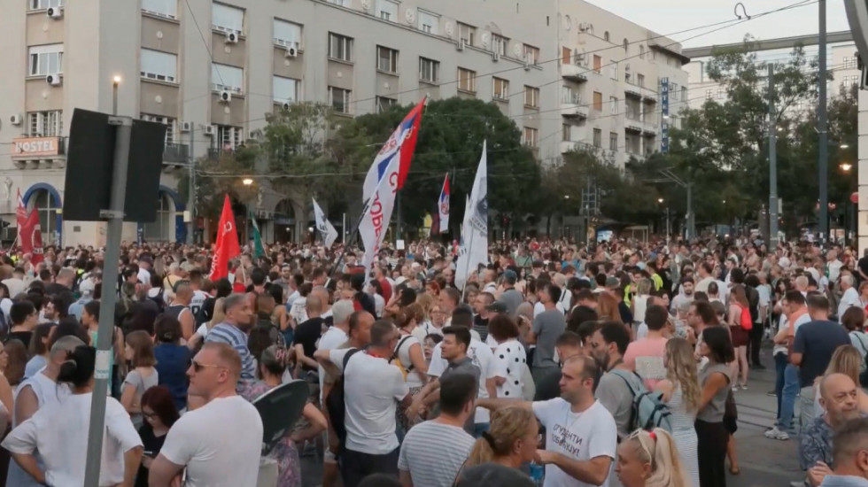 Komemorativni skupovi u Beogradu i Novom Sadu: Okupljeni šetnjom odali počast žrtvama pada nadstrešnice