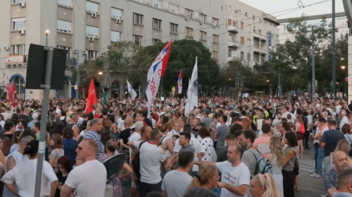 Komemorativni skupovi u Beogradu i Novom Sadu: Okupljeni šetnjom odali počast žrtvama pada nadstrešnice