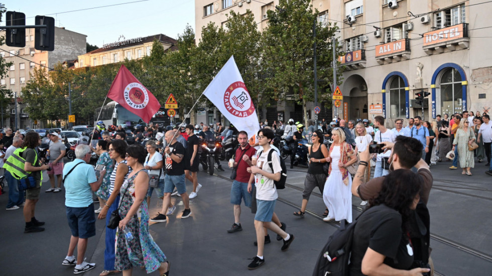 Komemorativni skupovi u Beogradu i Novom Sadu: Okupljeni šetnjom odali počast žrtvama pada nadstrešnice