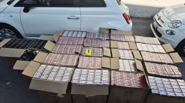 Beograđanin uhapšen kod Aleksinca: U automobilu mu pronađeno gotovo 10.000 paklica cigareta (FOTO)