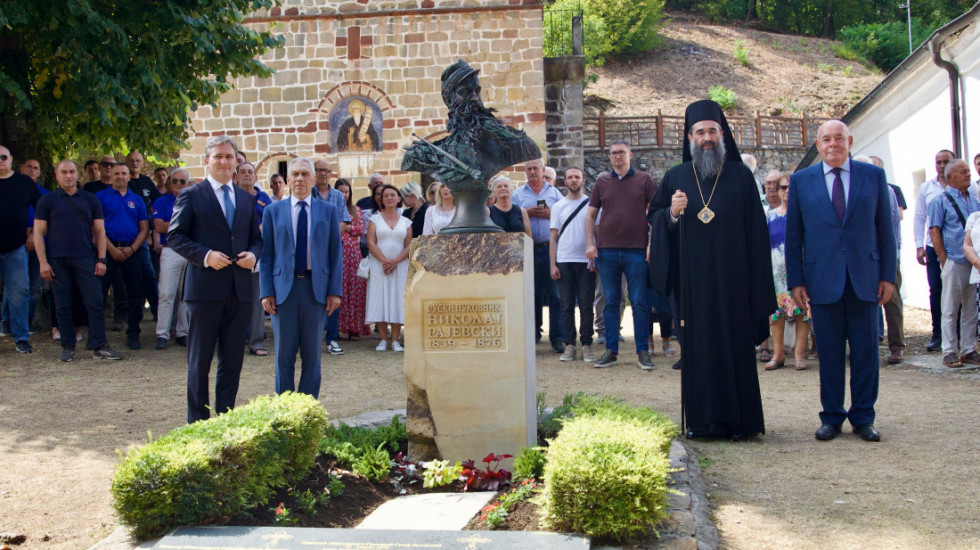 Selaković i Švidkoj otkrili spomenik pukovniku Rajevskom u manastiru Sveti Roman
