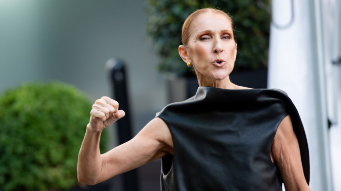 Selin Dion pevala sa obožavaocima ispred hotela u Parizu (VIDEO)