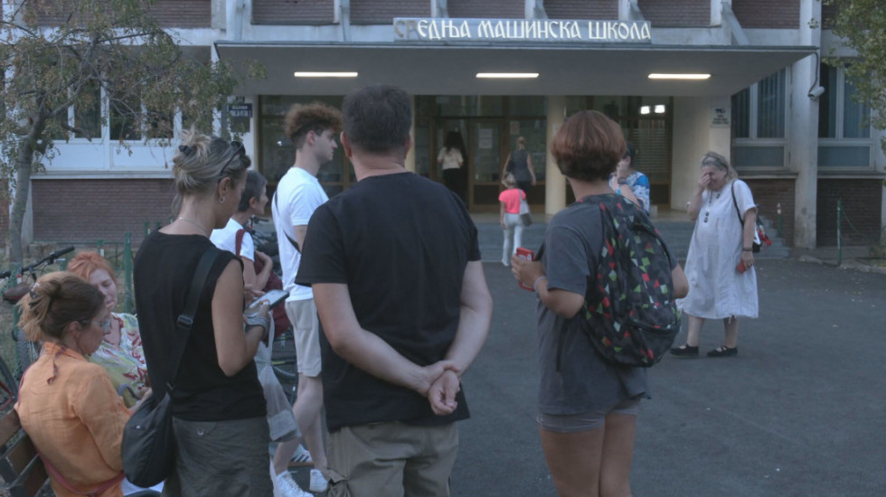 Protest u novosadskoj Gimnaziji "Jovan Jovanović Zmaj": Učenici, roditelji i profesori traže odgovore zbog otkaza