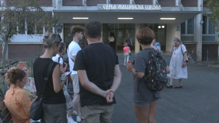 Protest u novosadskoj Gimnaziji "Jovan Jovanović Zmaj": Učenici, roditelji i profesori traže odgovore zbog otkaza