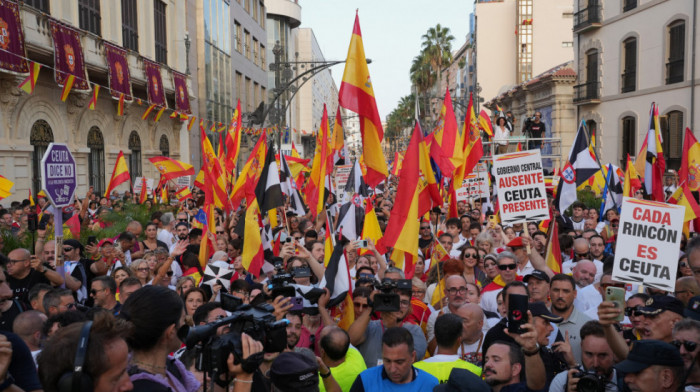 Migrantska kriza izazvala masovne proteste u Španiji, Sančez na udaru kritika, policija koristila suzavac