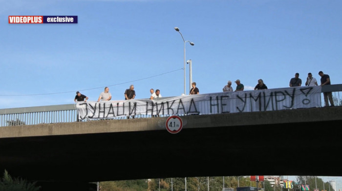 "Dobrodošao kući generale", "Junaci nikada ne umiru": Građani dočekuju posmrtne ostatke Ratka Mladića (VIDEO)