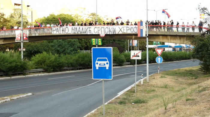 Građani na nadvožnjacima dočekuju posmrtne ostatke Ratka Mladića (VIDEO)