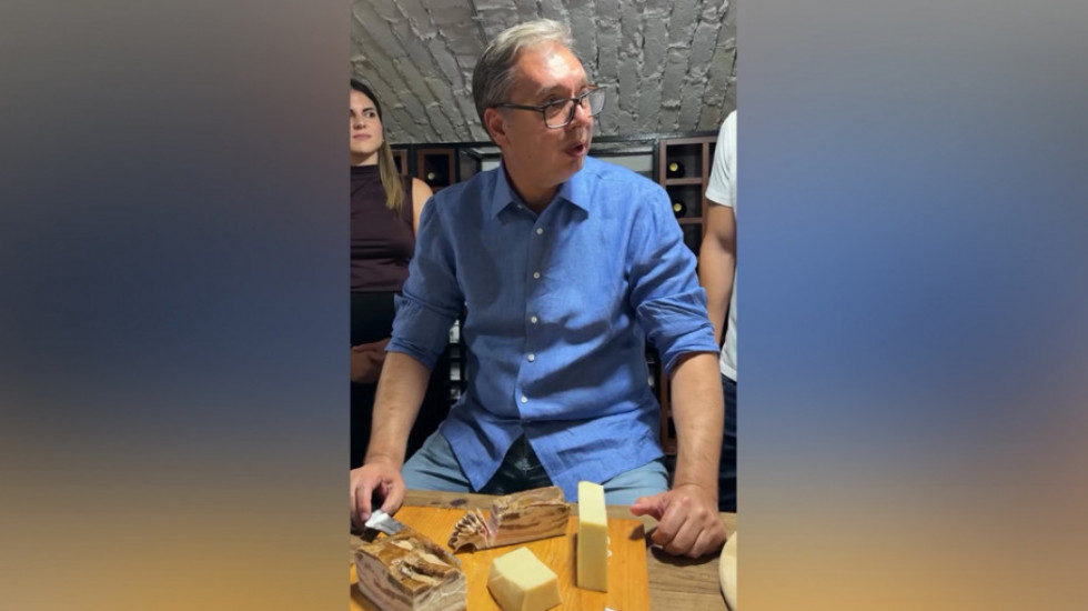 Vučić na Paliću sa mladima iz Vojvodine: "Iskupio sam se slaninom, kobasicom, šunkom i sirom"