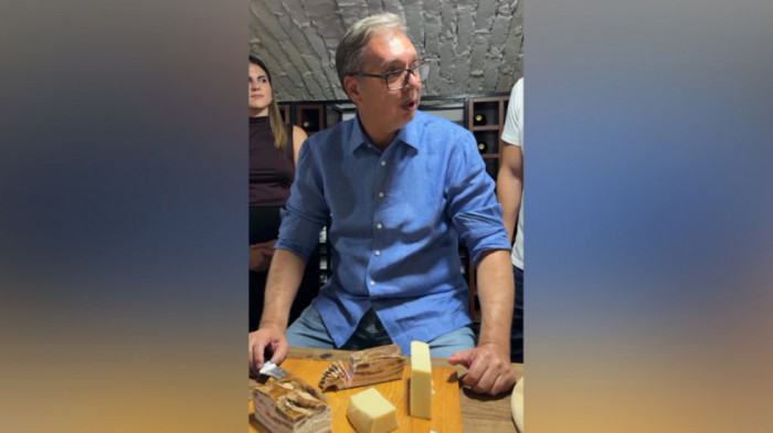 Vučić na Paliću sa mladima iz Vojvodine: "Iskupio sam se slaninom, kobasicom, šunkom i sirom"