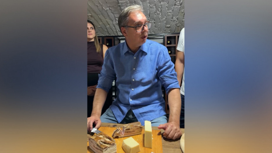 Vučić na Paliću sa mladima iz Vojvodine: "Iskupio sam se slaninom, kobasicom, šunkom i sirom"