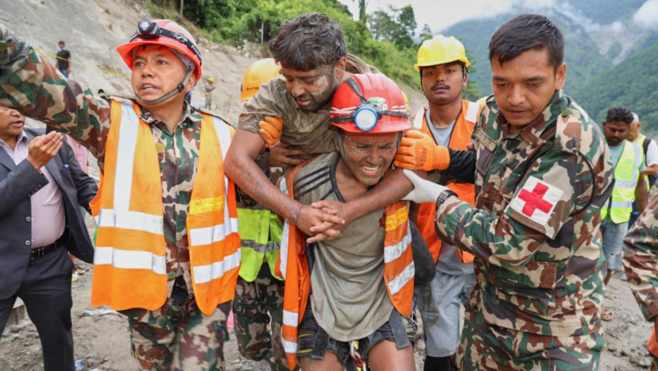 Dva živa zarobljena radnika spasena iz tunela devet dana nakon poplava u Nepalu
