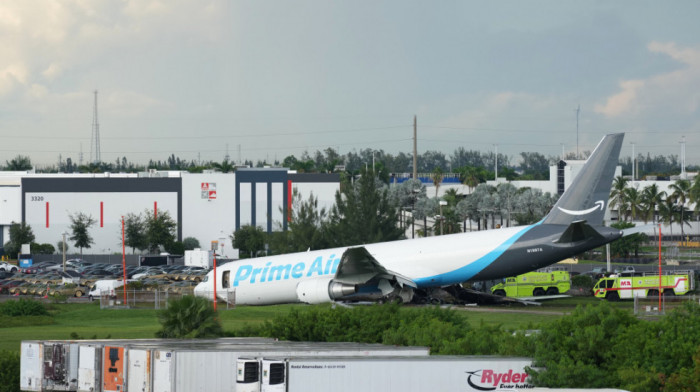 Drama na aerodromu u Majamiju: Teretni avion izleteo sa piste, udario u više vozila i zapalio se, ima mrtvih (VIDEO)