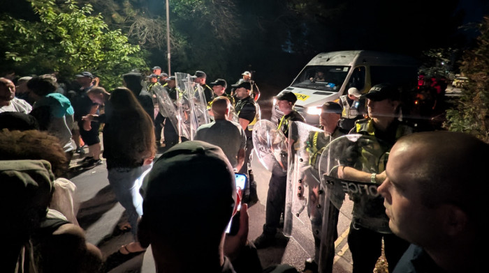 Desničari organizovali protest u Portsmutu, britanska vlada osudila skup