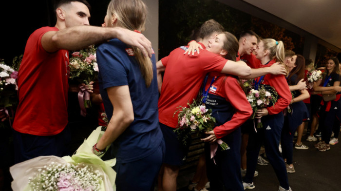 Odbojkašice donele medalju u Beograd, kolege im priredile doček