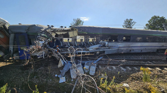 Sudar voza i kamiona u Poljskoj: Iz šina iskliznulo šest vagona i lokomotiva, poginula žena, 20 osoba povređeno