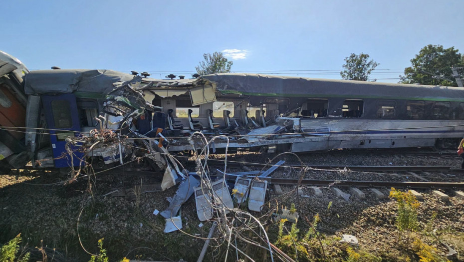 Sudar voza i kamiona u Poljskoj: Iz šina iskliznulo šest vagona i lokomotiva, poginula žena, 20 osoba povređeno