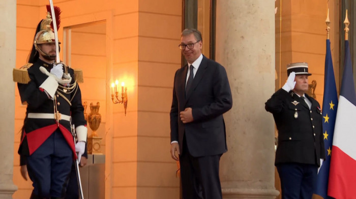 Vučić stigao u Jelisejsku palatu na svečanu večeru koju priređuje Makron