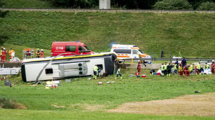 Turistički autobus sleteo s puta u švajcarskim Alpima, ima poginulih i povređenih