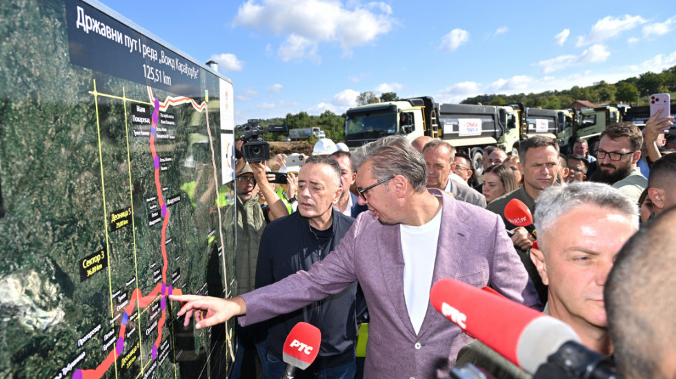 Vučić obišao radove na brzoj saobraćajnici "Vožd Karađorđe": Do kraja godine otvaramo još 60 kilometara auto-puteva